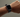 Una mujer lleva un reloj inteligente en la muñeca
