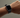 Una mujer lleva un reloj inteligente en la muñeca